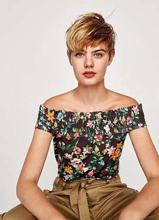 Стильный топ zara xs/s цветочный принт, со спущенными открытыми рукавами плечами, майка