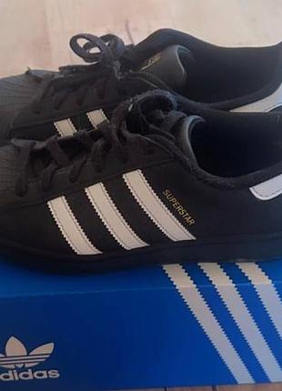 Оригінальні кросівки adidas superstar у розмірі 39 у хорошому стані