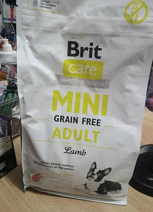 Сухий гіпоалергенний корм brit care mini grain free adult lamb, розроблений спеціально для дорослих собак мініатюрних порід.