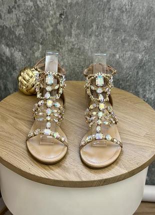 Босоножки с украшениями из страз shoedazzle