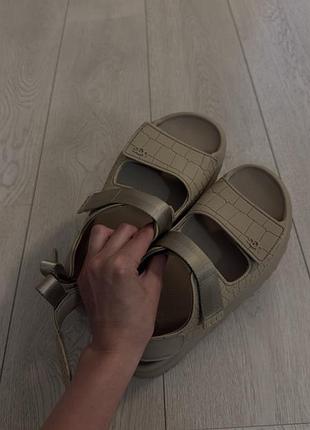 Сандалі жіночі ugg goldenglow embossed 39 р. бежеві