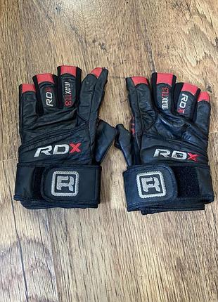 Это перчатки для фитнеса rdx membran pro черного цвета с красными вставками.