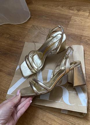 Неймовірні золоті босоніжки на зручному каблучку фірми boohoo