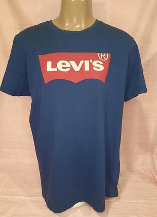 Мужская хлопковая футболка levi's graphic setin neck (модель 17783-0139) темно-синего цвета украшена культовым красным логотипом-батвингом на груди.