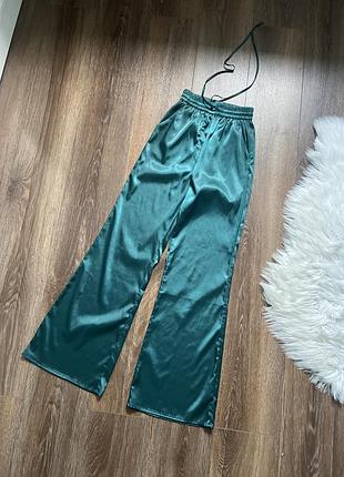 Стильні штани кльош сатинові смарагдові shein