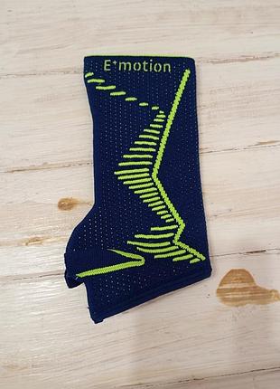 Компрессионный бандаж для запястья medi manumed active e+motion