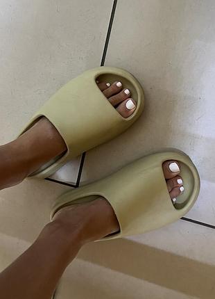 Шльопанці yeezy