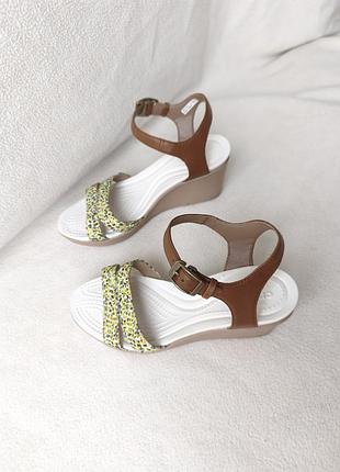Босоножки на танкетке платформе crocs w8 на р.38-39 стелька 25 см