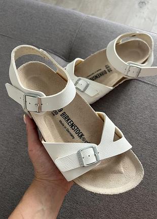 Стильні зручні босоніжки birkenstock