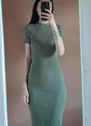 Женское трикотажное платье в рубчик с коротким рукавом