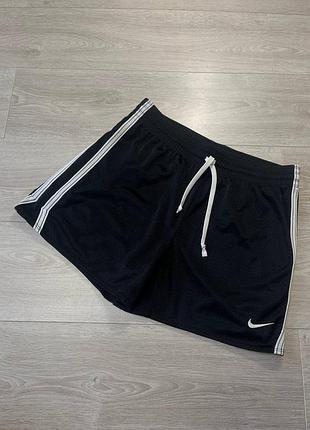 Чорні спортивні шорти nike