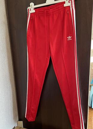 Червоні  брюки adidas , xs   жіночі штани із лампасами adidas