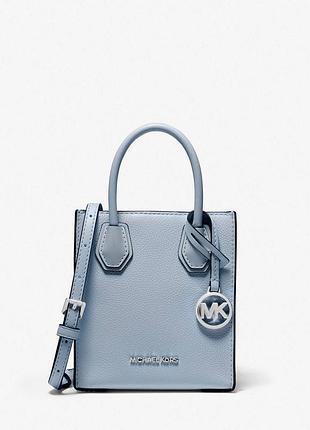 Блакитна жіноча сумка michael kors mercer extra-small pebbled leather crossbody bag, виготовлена із зернистої шкіри