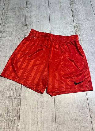 Червоні спортивні шорти nike