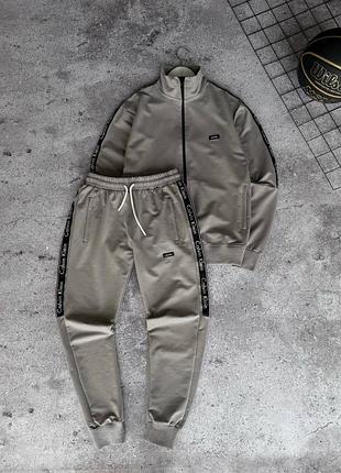 Чоловічий спортивний костюм