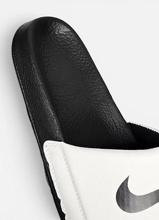 Nike slide
• white black • 3