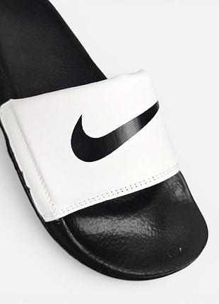 Nike slide
• white black • 9