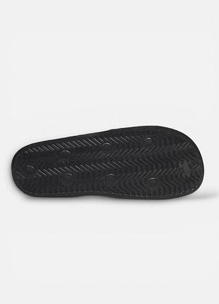 Nike slide
• white black • 5