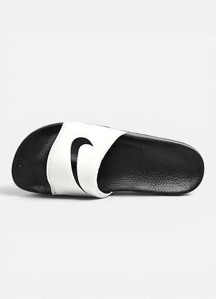 Nike slide
• white black • 8