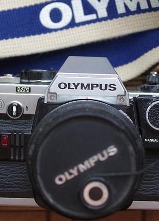 Фотоаппарат olympus om-10 + адаптер+ olympus om zuiko mc 50 mm 1.8 с крышкой и ремнем
