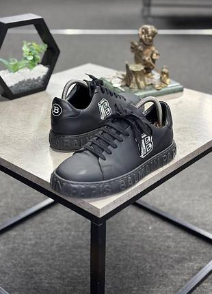 Чорні шкіряні кросівки balmain b-court з об'ємним логотипом на бічній панелі.