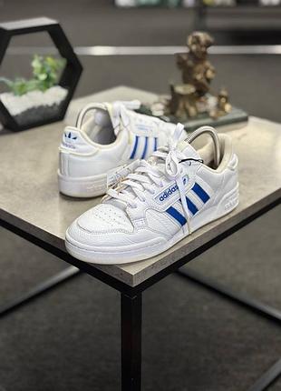 Білі кросівки adidas originals continental 80 stripes з блакитними смужками мають шкіряний верх та вінтажний дизайн 80-х.