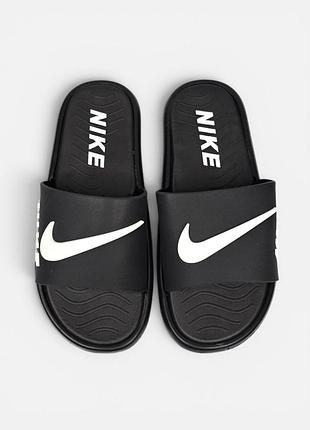 Nike slide
• black  white •