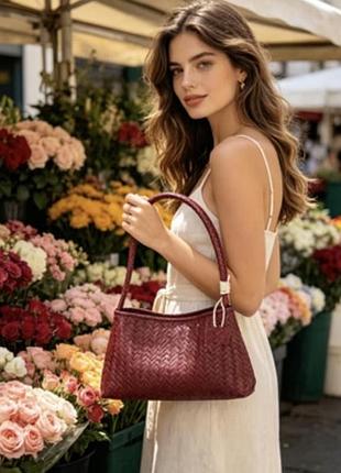 Стильная новая плетення сумка на кнопке в красивом цвете на короткой ручке