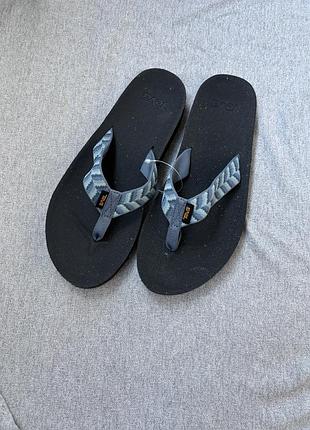 Teva шльопанці через палець 40