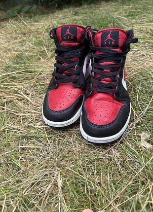 Продам оригінальні nike air jordan 1 mid chicago black toe