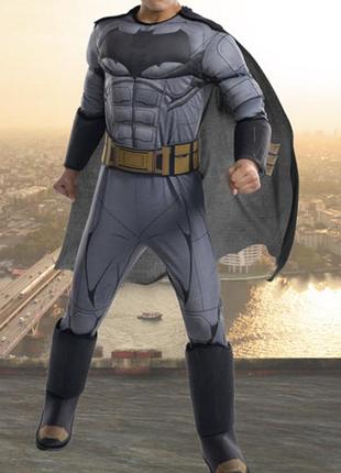 Ліцензійний карнавальний костюм бэтмена (batman) з принтованим торсом та м'язовим дизайном, який включає комбінезон, знімний плащ, маску на 9-10 років