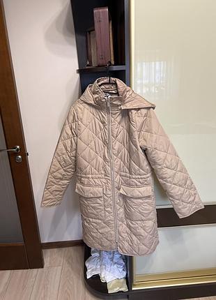 Бежеве стьобане пальто куртка плащ від uniqlo деми