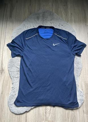 Nike бігова спортивна футболка дуже класна