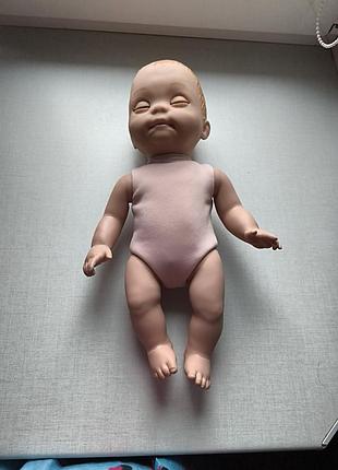 Інтерактивна лялька лялька luvabella newborn має м'який вініловий корпус і реалістичні риси обличчя.