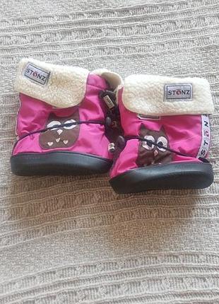 Дитячі зимові пінетки-чоботи stonz booties у рожевому кольорі fuchsia owl (рожева сова)
