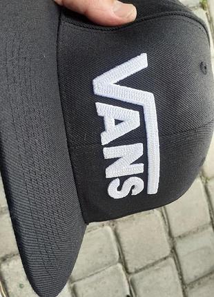Черная кепка vans drop v ii snapback с вышитым белым логотипом.оne size.oтличное состояние.