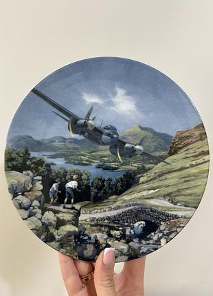 Колекційна порцелянова тарілка royal doulton "mosquito over the lakes" (лімітована серія, англія)