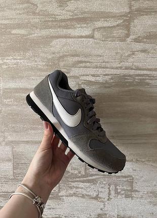Кросівки nike md runner 2 в сірому кольорі
