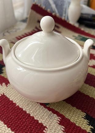 Класична цукорниця з колекції wedgwood queen's ware, виготовлена з гладкої білої кераміки.
