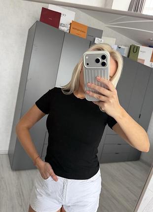 Трикотажна базова чорна футболка з строчками як zara bershka