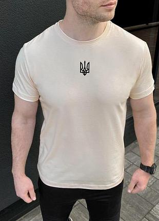 Футболка мужская однотонная молочная pobedov peremoga - наклейка герб 4см чорна