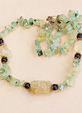 Бусы из пренита с гранатом и цитрином. 401.