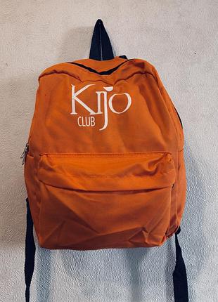 Помаранчевий дитячий легкий рюкзак kijo club з містким головним відділенням і додатковою кишенею на блискавці.