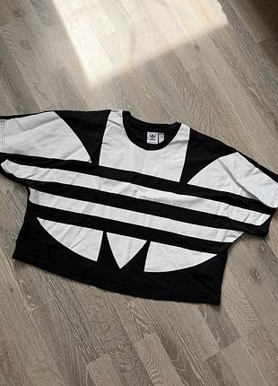 Укорочена футболка adidas