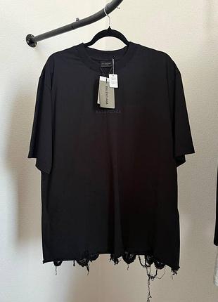Черная футболка oversize в стиле известного бренда с рваным низом | унисекс