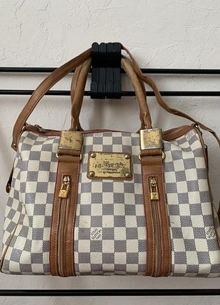 Жіноча сумка  louis vuitton, виконана у класичному шаховому візерунку damier azur .