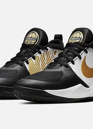 Кросівки nike team hustle d9 gs 'black metallic gold'