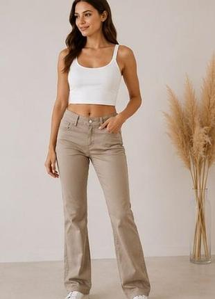 Джинси з тонкого деніму в дрібний рубчик світло-сірого коліру кльош від divided&m розмір м нові з бірками