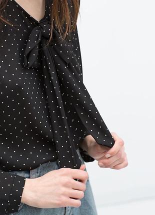 Блуза з бантом та стразами камнями  zara