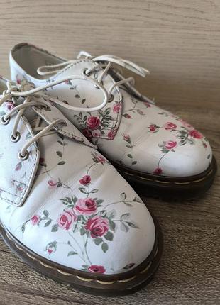 Туфли dr.martens мартинсы белые в цветочный принт